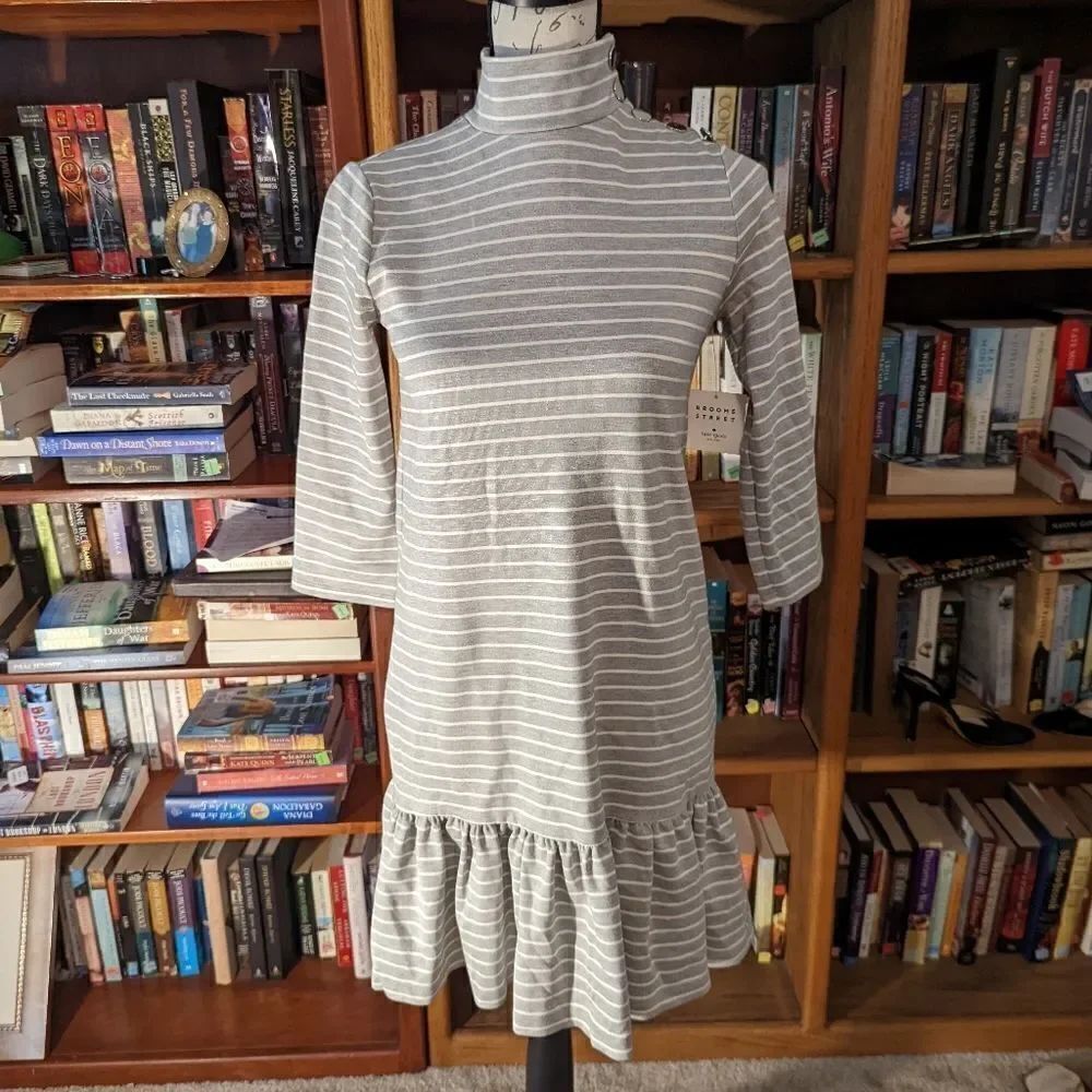 𝅺kate spade Broome street stretch knit mock turtle gray striped ruffled bottom